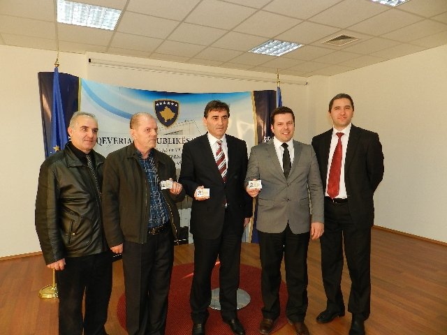 Biyometrik ve Türkçe Kimlikler Verilmeye Başladı