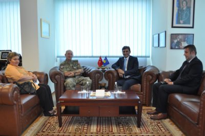Kosova Türk Temsil Heyeti Başkanı Kurmay Albay Ömer Faruk Demircioğlu Kosova’daki görev süresi bitmesi vesilesiyle Kosova Kamu Yönetimi Bakanı Mahir Yağcıları ziyaret etti.