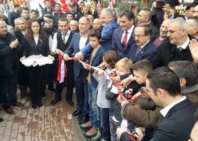 Adapazarı’nda Kosova Köftecisi’nin açılışına KDTP heyeti katıldı