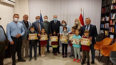 Türkçe Eğitim Setlerinin Dağıtımına Priştine’de Devam Edildi