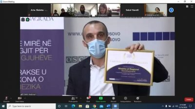 Bölgesel Kalkınma Bakanlığı, “Kosova’da Dillerin Kullanımına İlişkin Yasayı Uygulayan En İyi Bakanlık” ödülüne layık görüldü.