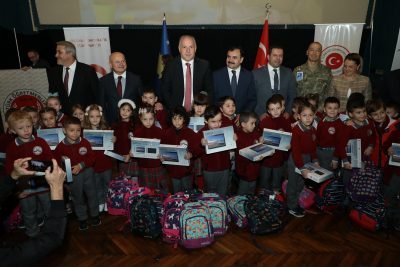 Prizren’de Türkçe kaydını yaptıran 1.sınıflara tablet, kirtasiye ve çanta dağıtımı yapıldı