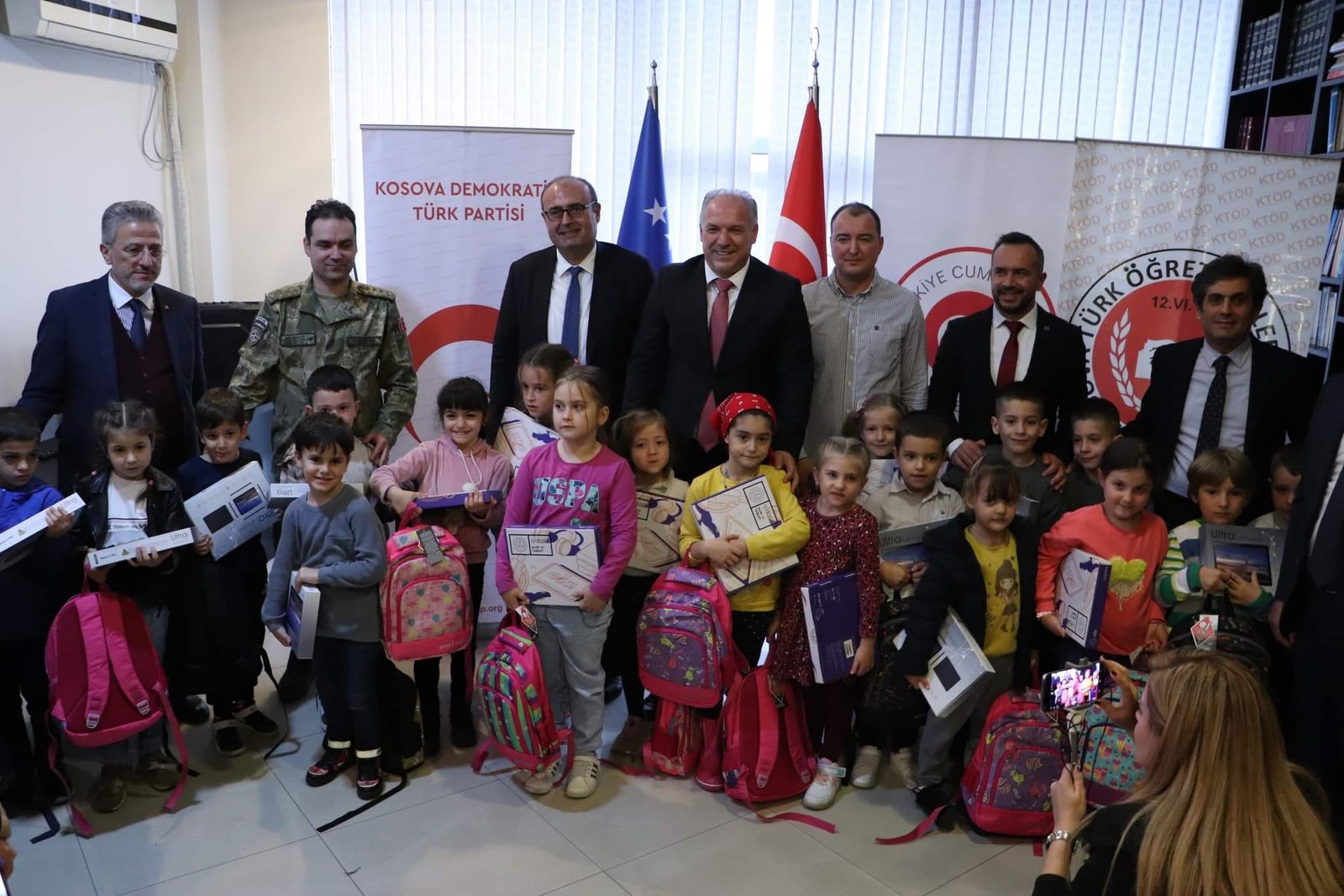 Priştine’de Türkçe kaydını yaptıran çocuklara tablet, kırtasiye ve çanta yardımı yapıldı