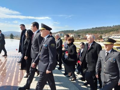 Başkanımız Fikrim Damka, bugün Prekaz’da şehit düşen Jashari ailesinin anısına Şehitler Mezarlığı’nda düzenlenen törene katıldı.