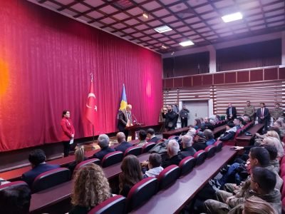 Çanakkale Şehitleri Tiyatro Gösterisi Ayakta Alkışlandı