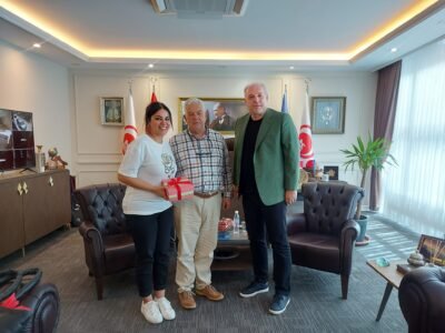 Prizren’de halka açık konser veren sanatçı Zara, Partimizin Genel Merkezini ziyaret etti.