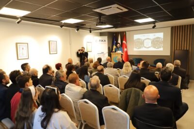 Genel Başkanımız ve Bölgesel Kalkınma Bakanımız Fikrim Damka , T.C. Prizren Başkonsolosu Celal Doğan, Milletvekilimiz Fidan Brina Jılta, Tika Koordinatörü Fulya Aslan, Yunus Emre Enstitüsü Müdürü Ramazan Yılmaz, KDTP Prizren Şube Başkanı Erim Berişa ile Parti temsilcilerimiz ve sanatseverler, 23 Nisan Kosova Türkleri Milli Bayramı kutlamaları çerçevesinde Agim Rifat Yeşeren’nin “Kosova Türk Tiyatrosu – Milli Kurum Prizren Türk Şehir Tiyatrosu” kitap tanıtımına katılım sağladı